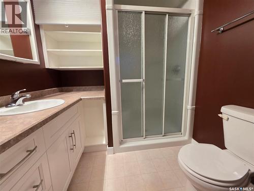 930 North Street, Swift Current, SK - Indoor Photo Showing Bathroom