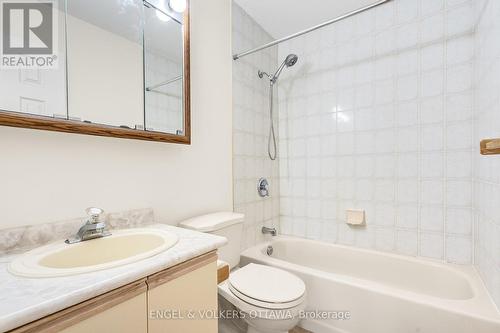 Full bath for the 2 bedrooms - 1321 Morley Boulevard, Ottawa, ON - Indoor Photo Showing Bathroom