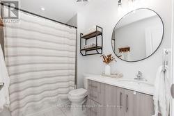 Clean and modern bathroom - 