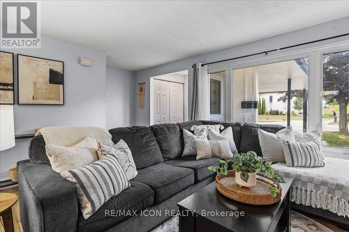 331 Preston Parkway, Cambridge, ON - Indoor Photo Showing Living Room