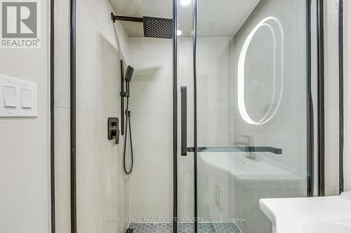 2420 Raymore Drive, Burlington, ON - Indoor Photo Showing Bathroom