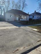 824 ROWENA STREET  Oshawa, ON L1H 4Z5