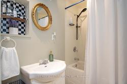 Upper bath (Main Floor) - 