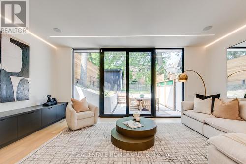 174 Kenilworth Avenue, Toronto, ON - Indoor Photo Showing Living Room