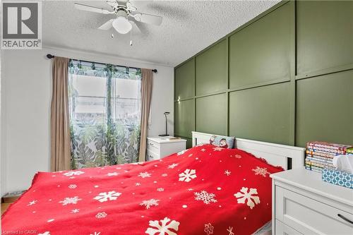 Bedroom featuring a decorative wall, a ceiling fan, and a textured ceiling - 40 Bula Drive, St. Catharines, ON - Indoor Photo Showing Bedroom
