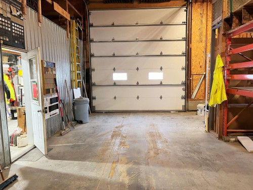 Expédition (porte/quai) - 3237 Ch. Des Coudriers, L'Isle-Aux-Coudres, QC - Indoor Photo Showing Garage