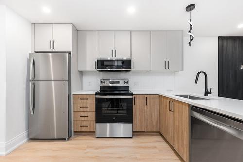 Kitchen - 2-4811 Av. Lacombe, Montréal (Côte-Des-Neiges/Notre-Dame-De-Grâce), QC - Indoor Photo Showing Kitchen With Stainless Steel Kitchen