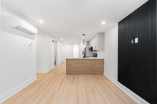 Living room - 2-4811 Av. Lacombe, Montréal (Côte-Des-Neiges/Notre-Dame-De-Grâce), QC - Indoor