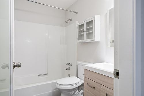 16-3413 Okanagan Avenue, Vernon, BC - Indoor Photo Showing Bathroom