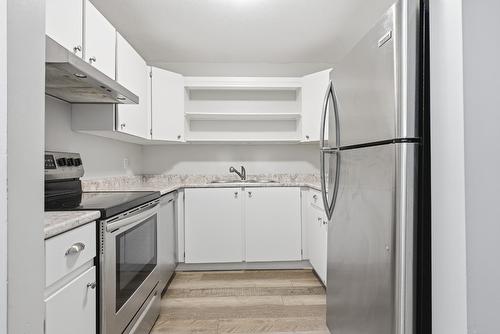 16-3413 Okanagan Avenue, Vernon, BC - Indoor Photo Showing Kitchen