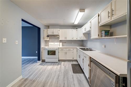 404 D-1286 Ponderosa Drive, Sparwood, BC - Indoor Photo Showing Kitchen With Double Sink