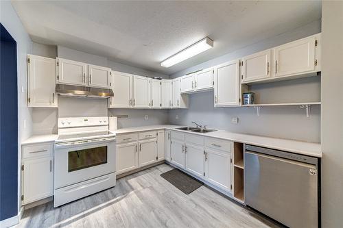 404 D-1286 Ponderosa Drive, Sparwood, BC - Indoor Photo Showing Kitchen With Double Sink