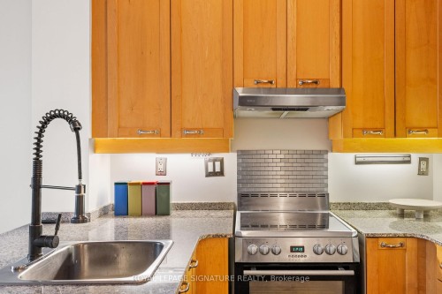 404-135 Dalhousie Street, Toronto, ON - Indoor Photo Showing Kitchen