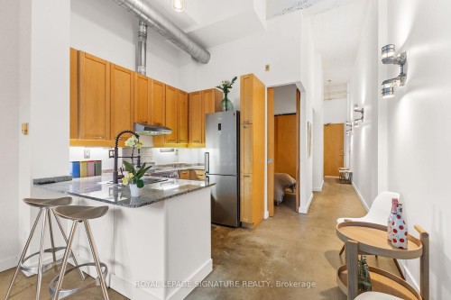 404-135 Dalhousie Street, Toronto, ON - Indoor Photo Showing Kitchen