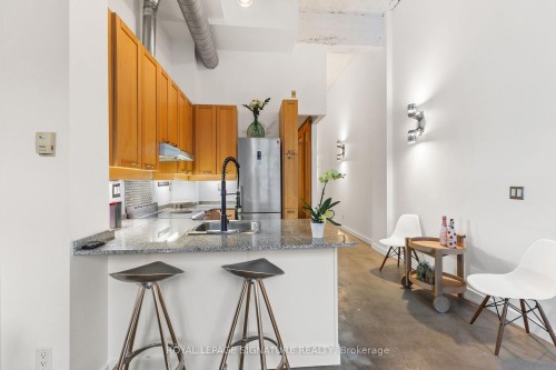 404-135 Dalhousie Street, Toronto, ON - Indoor Photo Showing Kitchen