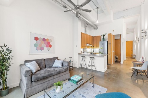 404-135 Dalhousie Street, Toronto, ON - Indoor Photo Showing Living Room