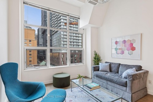 404-135 Dalhousie Street, Toronto, ON - Indoor Photo Showing Living Room