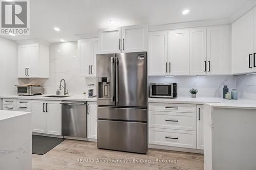 637 Lomond Crescent, Burlington (Shoreacres), ON - Indoor Photo Showing Kitchen With Stainless Steel Kitchen With Upgraded Kitchen