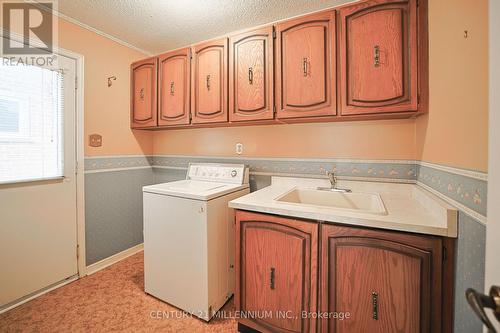 1281 Deer Run, Mississauga, ON - Indoor Photo Showing Laundry Room