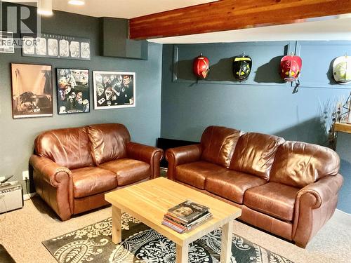 706 Central Avenue, Midway, BC - Indoor Photo Showing Living Room