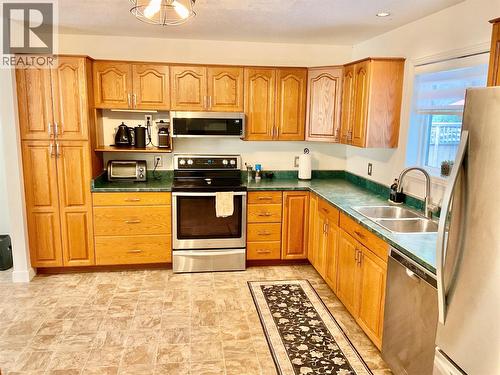 706 Central Avenue, Midway, BC - Indoor Photo Showing Kitchen With Double Sink