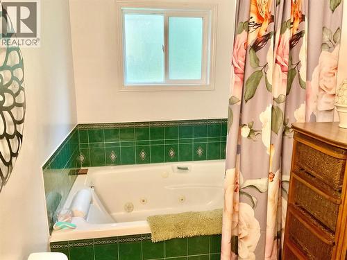 706 Central Avenue, Midway, BC - Indoor Photo Showing Bathroom