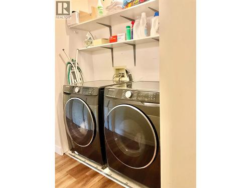 706 Central Avenue, Midway, BC - Indoor Photo Showing Laundry Room