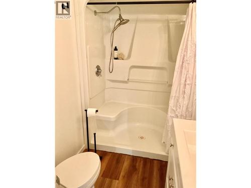 706 Central Avenue, Midway, BC - Indoor Photo Showing Bathroom