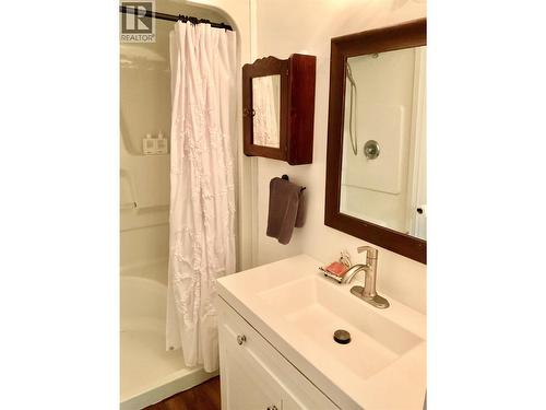 706 Central Avenue, Midway, BC - Indoor Photo Showing Bathroom
