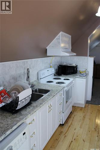 3 2Nd Avenue Se, Weyburn, SK - Indoor Photo Showing Kitchen With Double Sink