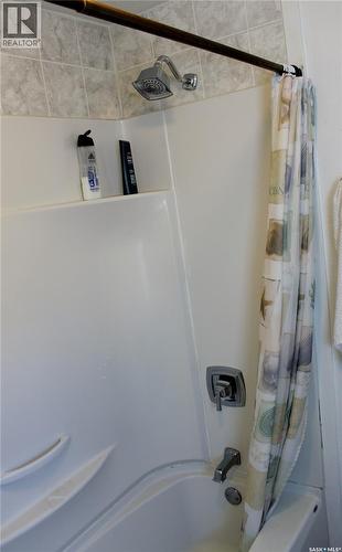 3 2Nd Avenue Se, Weyburn, SK - Indoor Photo Showing Bathroom