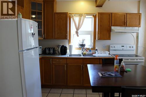3 2Nd Avenue Se, Weyburn, SK - Indoor Photo Showing Kitchen With Double Sink