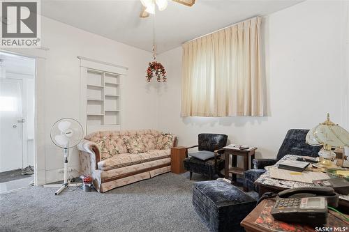 129 K Avenue S, Saskatoon, SK - Indoor Photo Showing Living Room