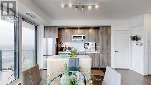 4210 - 30 Inn On The Park Drive, Toronto, ON - Indoor Photo Showing Kitchen
