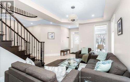 5352 Snowbird Court, Mississauga, ON - Indoor Photo Showing Living Room