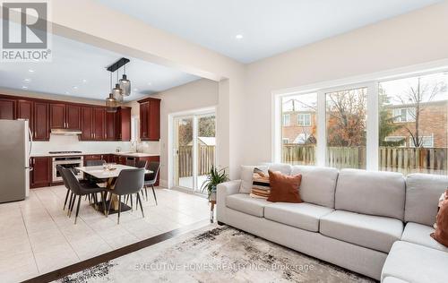 5352 Snowbird Court, Mississauga, ON - Indoor Photo Showing Living Room