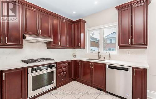 5352 Snowbird Court, Mississauga, ON - Indoor Photo Showing Kitchen With Double Sink