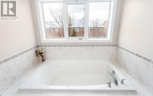 5352 Snowbird Court, Mississauga, ON - Indoor Photo Showing Bathroom