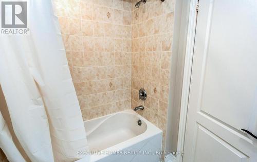 5352 Snowbird Court, Mississauga, ON - Indoor Photo Showing Bathroom