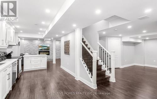 5352 Snowbird Court, Mississauga, ON - Indoor Photo Showing Kitchen With Upgraded Kitchen