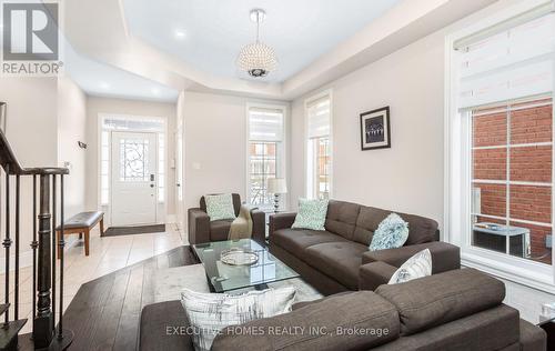 5352 Snowbird Court, Mississauga, ON - Indoor Photo Showing Living Room