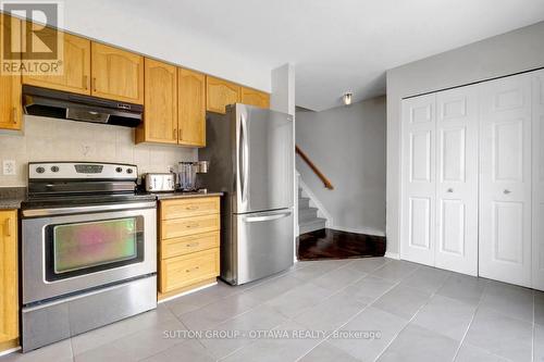 17 Glenhaven Private, Ottawa, ON - Indoor Photo Showing Kitchen