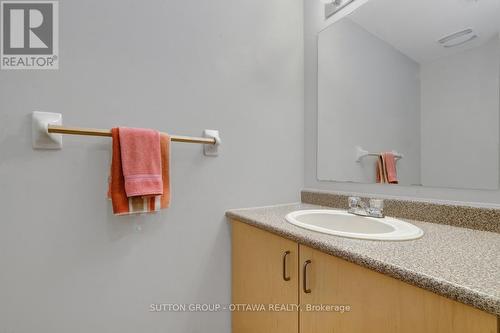 17 Glenhaven Private, Ottawa, ON - Indoor Photo Showing Bathroom