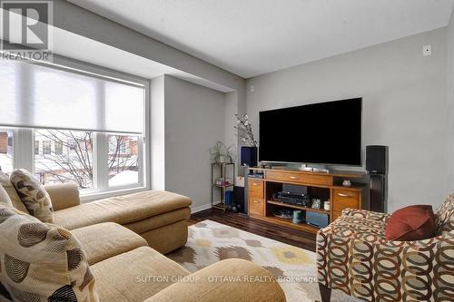 17 Glenhaven Private, Ottawa, ON - Indoor Photo Showing Living Room