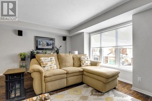 17 Glenhaven Private, Ottawa, ON - Indoor Photo Showing Living Room