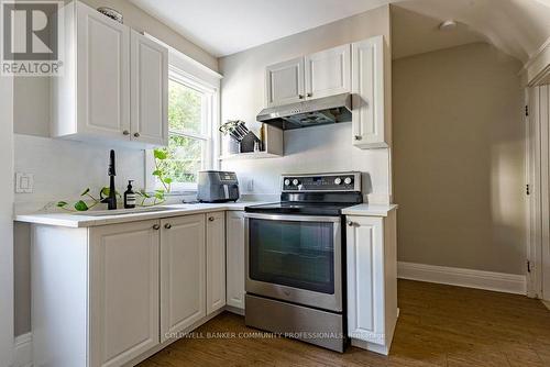 58 Chatham Street, Hamilton, ON - Indoor Photo Showing Kitchen