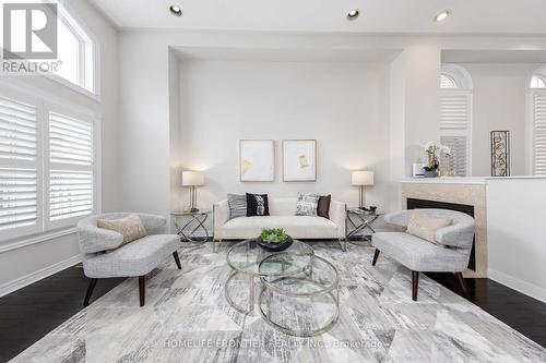 189 Frank Endean Road, Richmond Hill, ON - Indoor Photo Showing Living Room