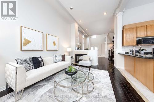 189 Frank Endean Road, Richmond Hill, ON - Indoor Photo Showing Living Room