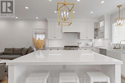 4 Iroquois Avenue, Mississauga, ON - Indoor Photo Showing Kitchen With Upgraded Kitchen