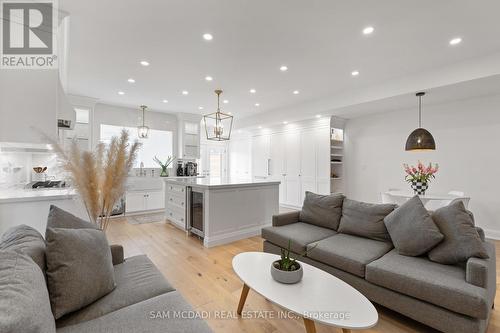 4 Iroquois Avenue, Mississauga, ON - Indoor Photo Showing Living Room